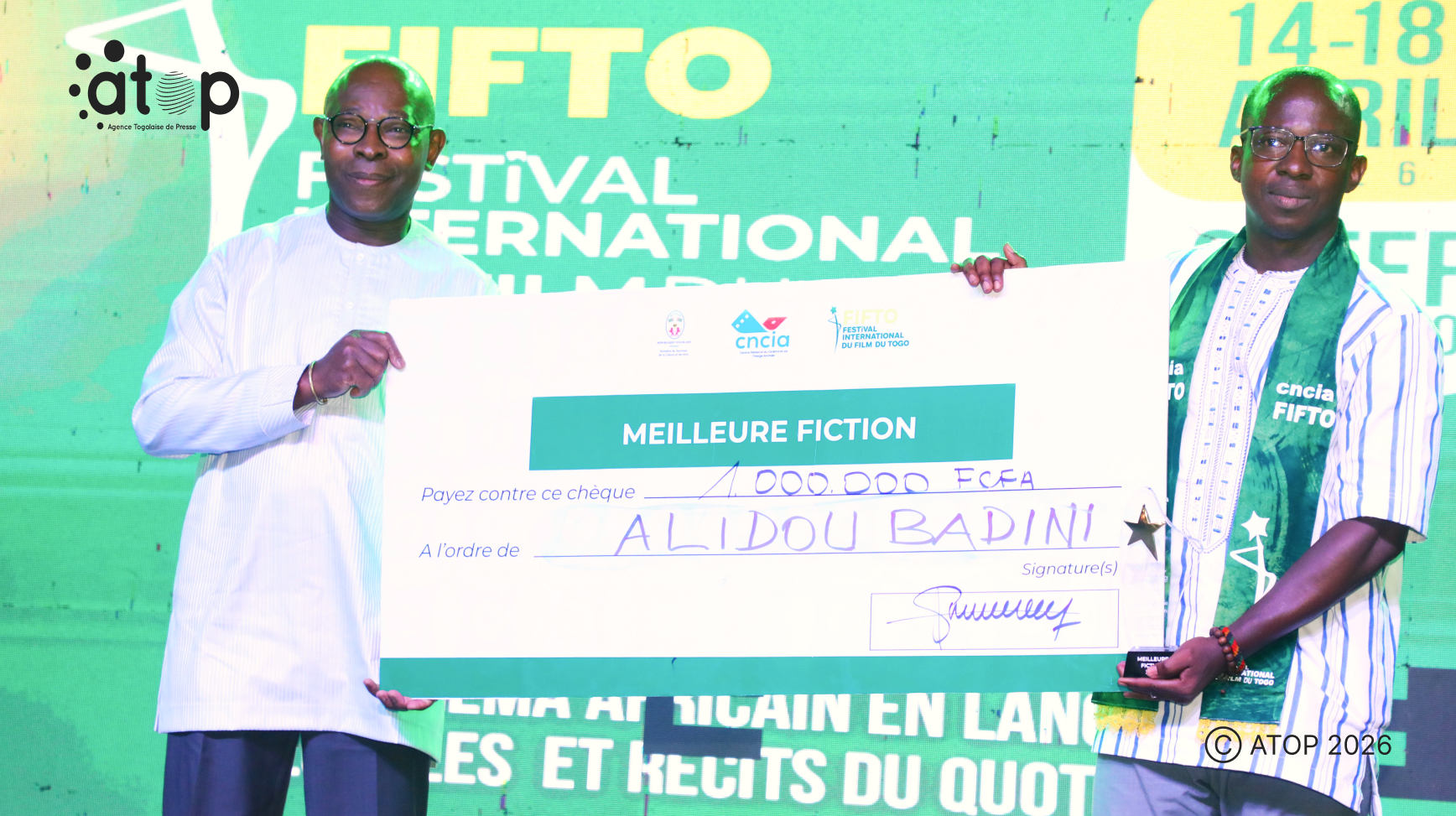 Le ministre Tchiakpe remettant le cheque a un laureat