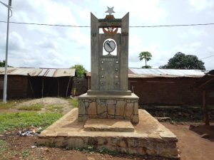 Le monument de lindependance a Akpolo
