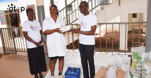 Mme Pekemsi recevant les produits des main de M. Awity