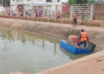 Togo propre :  Le ministre Adédzé et les populations d’Avédji assainissent les alentours du bassin d’orage