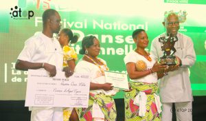 Remise de trophee par le ministre Tchiakpe