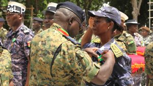 Un general honorant une recipiendaire