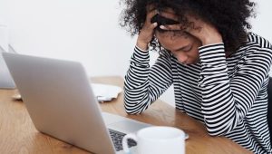 Réseaux sociaux : entre expansion rapide et urgence d’une citoyenneté numérique 3 Une femme frustree photo internet