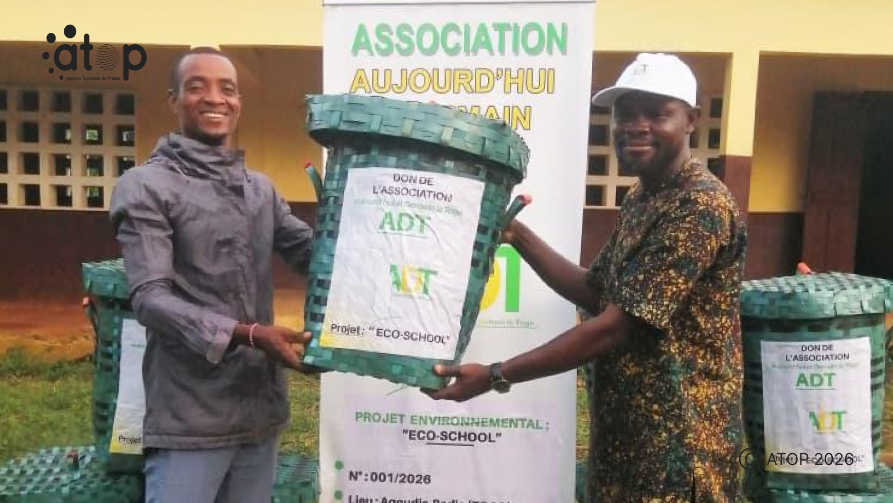 13 Le president en chapeau remettant officiellement les dons au directeur