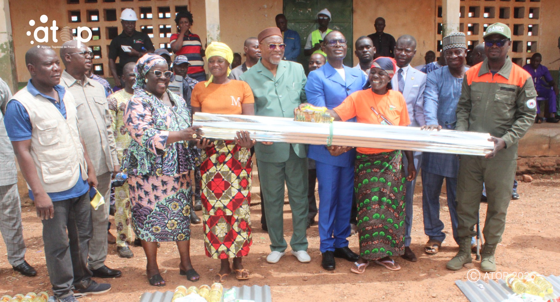 4 Remise symbolique du don par les officiels a deux beneficiaires t shirt orange