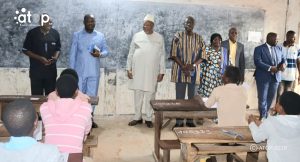 47 Les autorites locales dans une salle dexamen