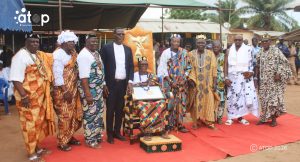Vo/Chefferie traditionnelle : Togbui Sedzro Kouassi Akouma X confirmé à Akoumapé 2 7 Le nouveau chef et ses pairs de Vo