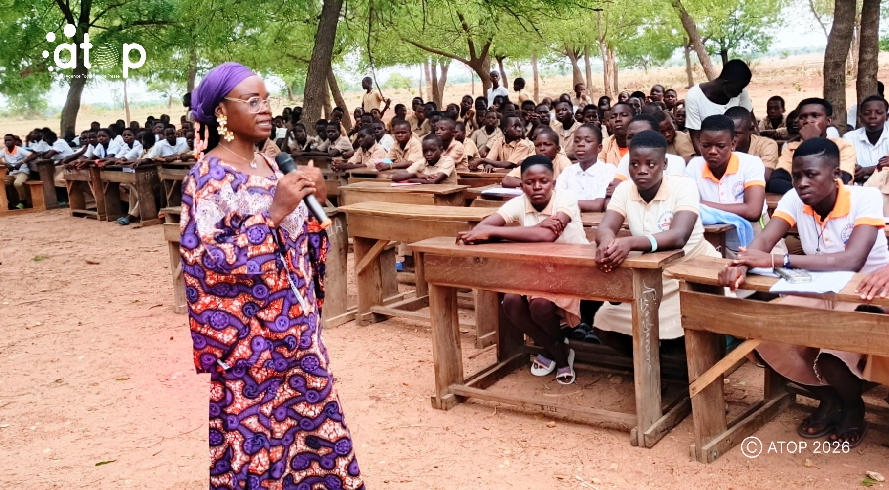9 La cheffe dantenne CNDH au milieu entretenons les eleves du lycee de Katchamba