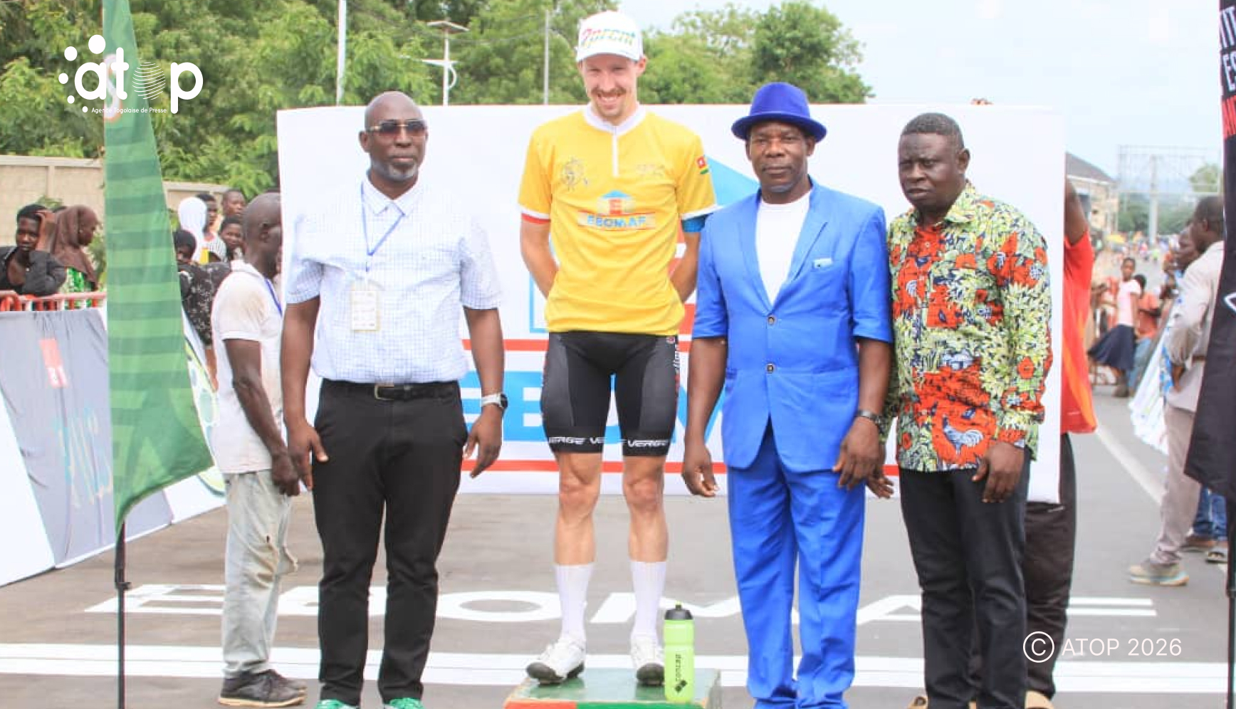 Le Belge maillot jaune a pose avec des officiels