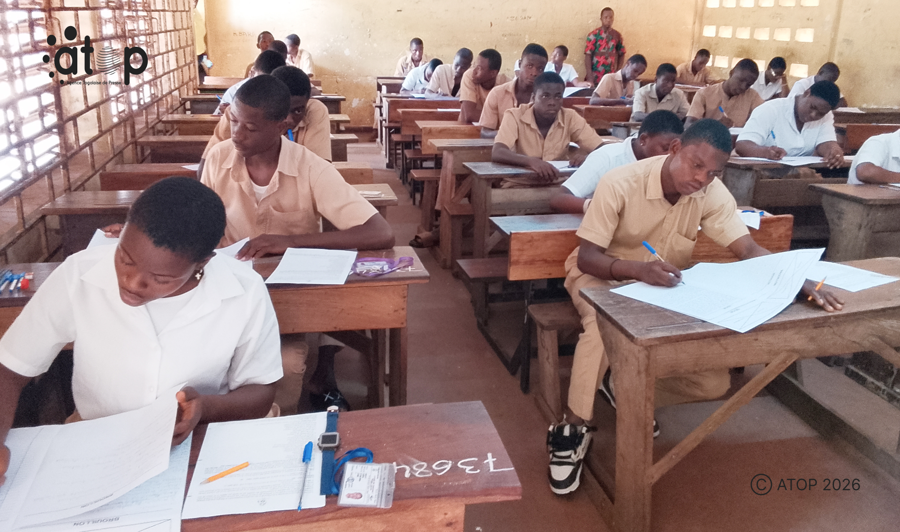 Les eleves du Lycee de Tokoin en examen