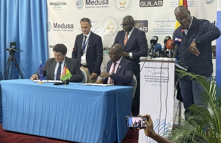 Les officiels signant laccord
