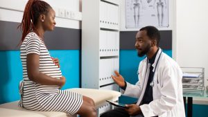 Une femme enceinte consultant un medecin Photo internet 1