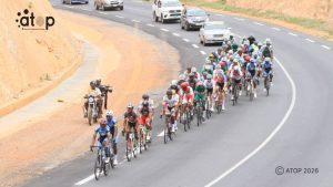 les cyclistes bravant des obstacles montee