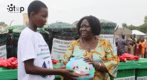10 La ministre remettant un kit dhygiene menstruelle a une eleve