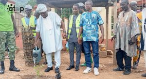 10 Le president de lassociation Batissons la cite Djabare arrosant un arbre plante