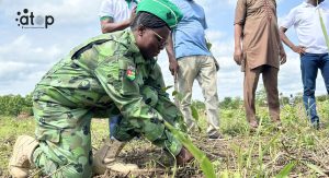 12 La directrice prefectorale met en terre son plant
