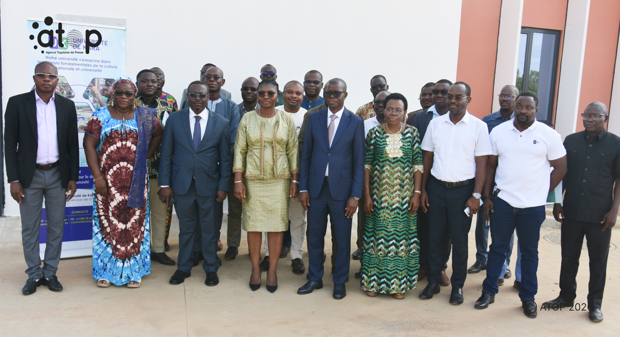 12 Les participants a lissue la ceremonie de signature
