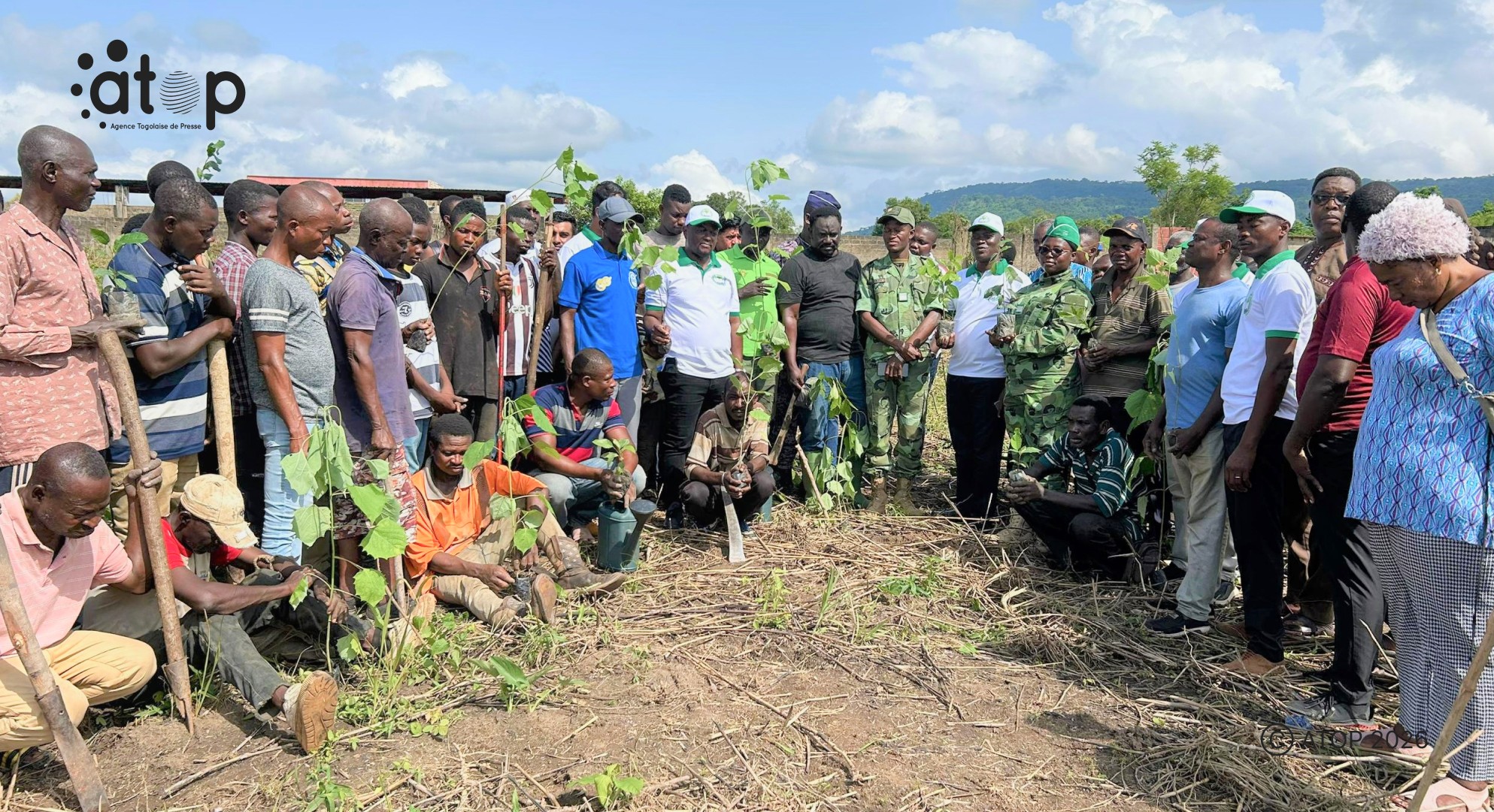 13 Les participants avec plants en main sont prets pour le reboisement