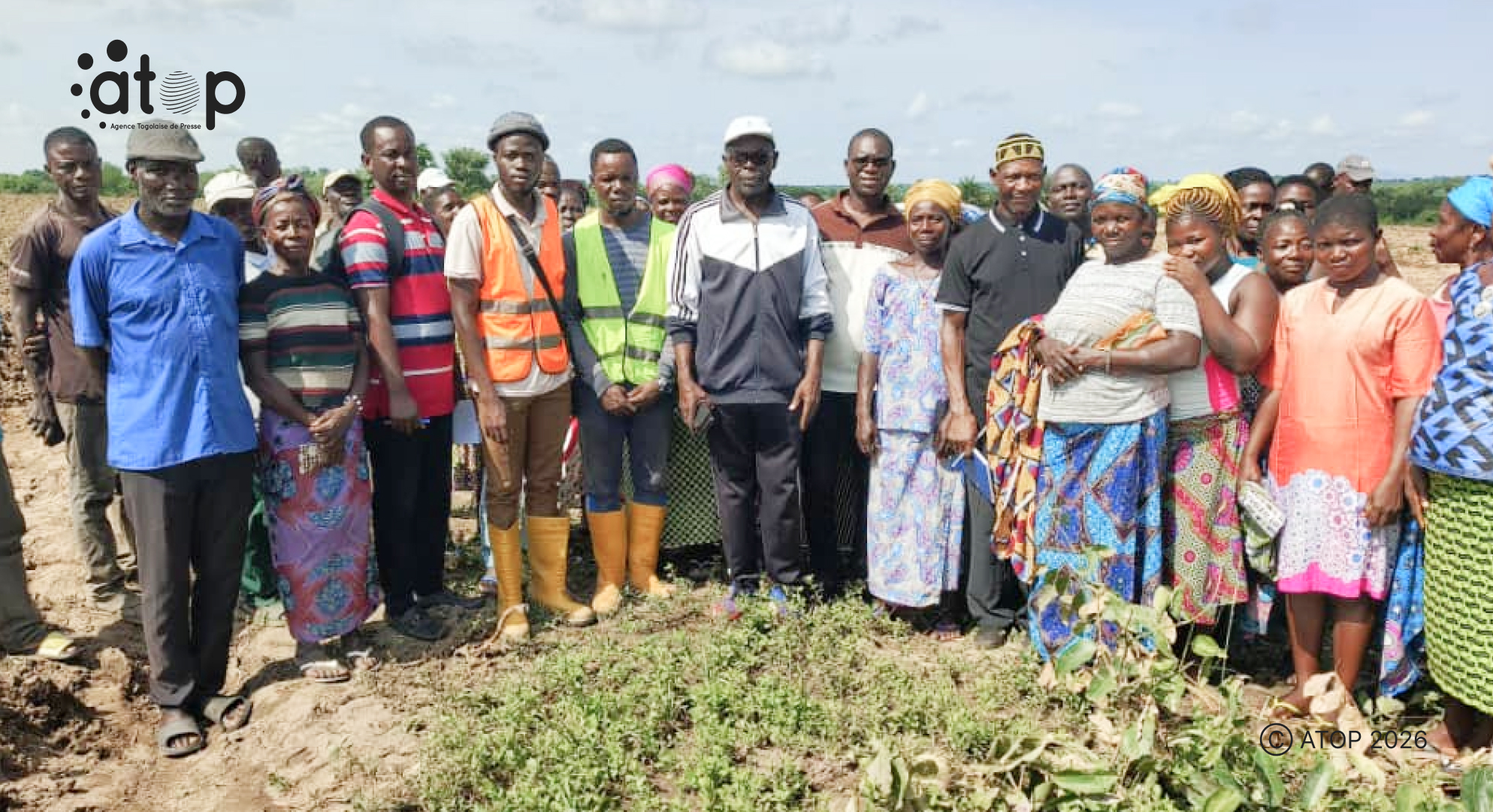 14 Le prefet Pali Tchabi au milieu en casquette avec les producteurs a Tabinde