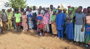 15 Le prefet Pali Tchabi avec les producteurs a Sessaro