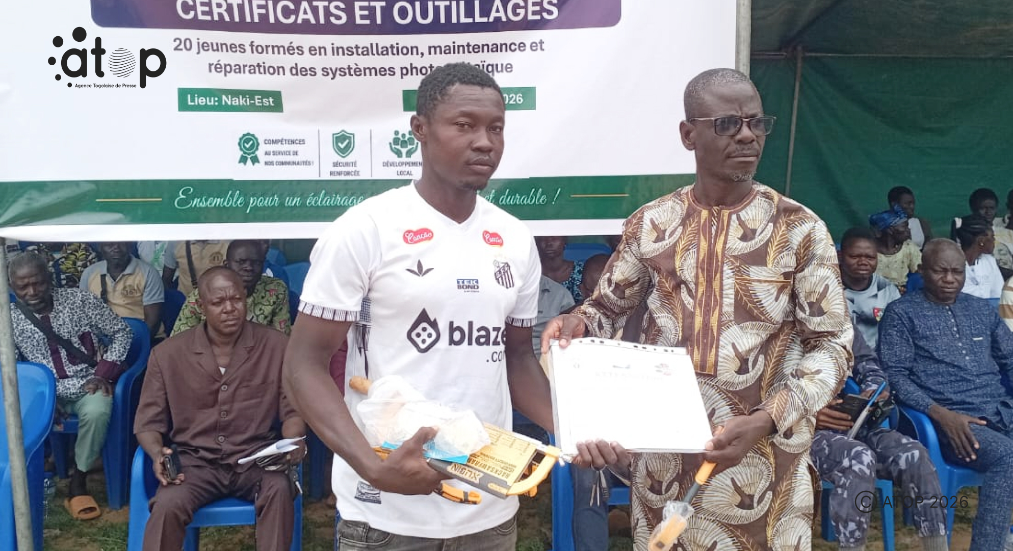 Kpendjal-Ouest : Vingt jeunes formés aux métiers du solaire reçoivent des kits d’outillage à Naki-Est 1 15 Remise dattestation et outillages a un beneficiaire