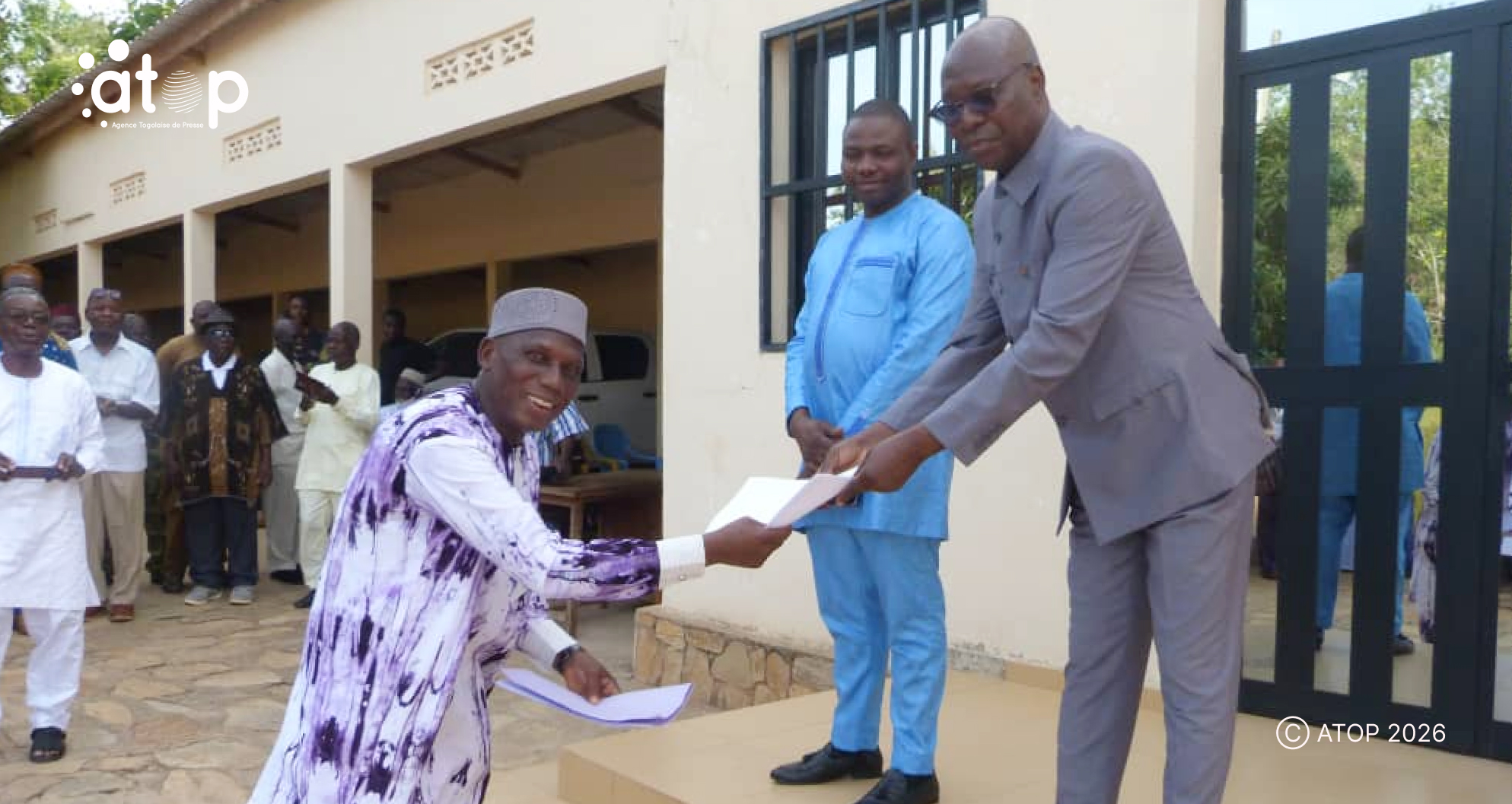 16 Le prefet Tchimbiandja recevant le cahier de doleances