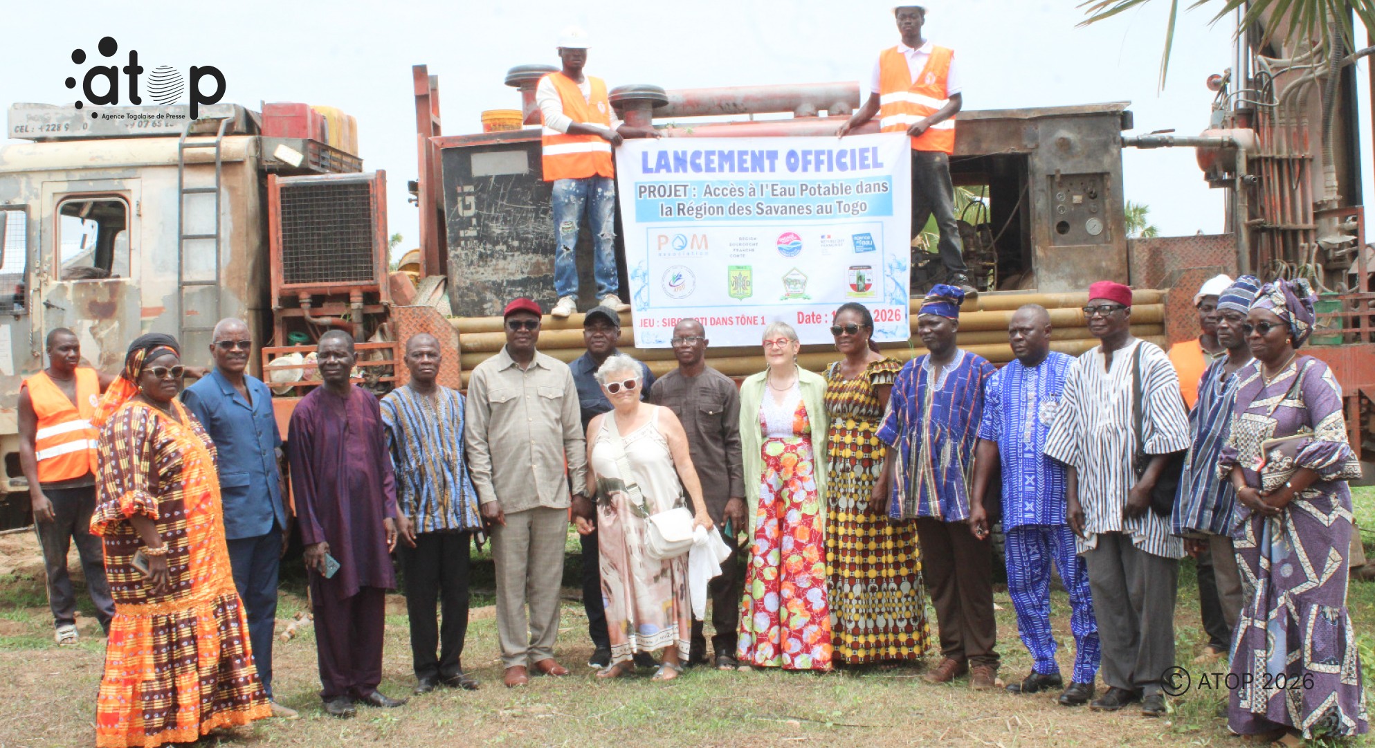17 Les officiels et membres des associations donatrices sur le site du forage de Sibortoti