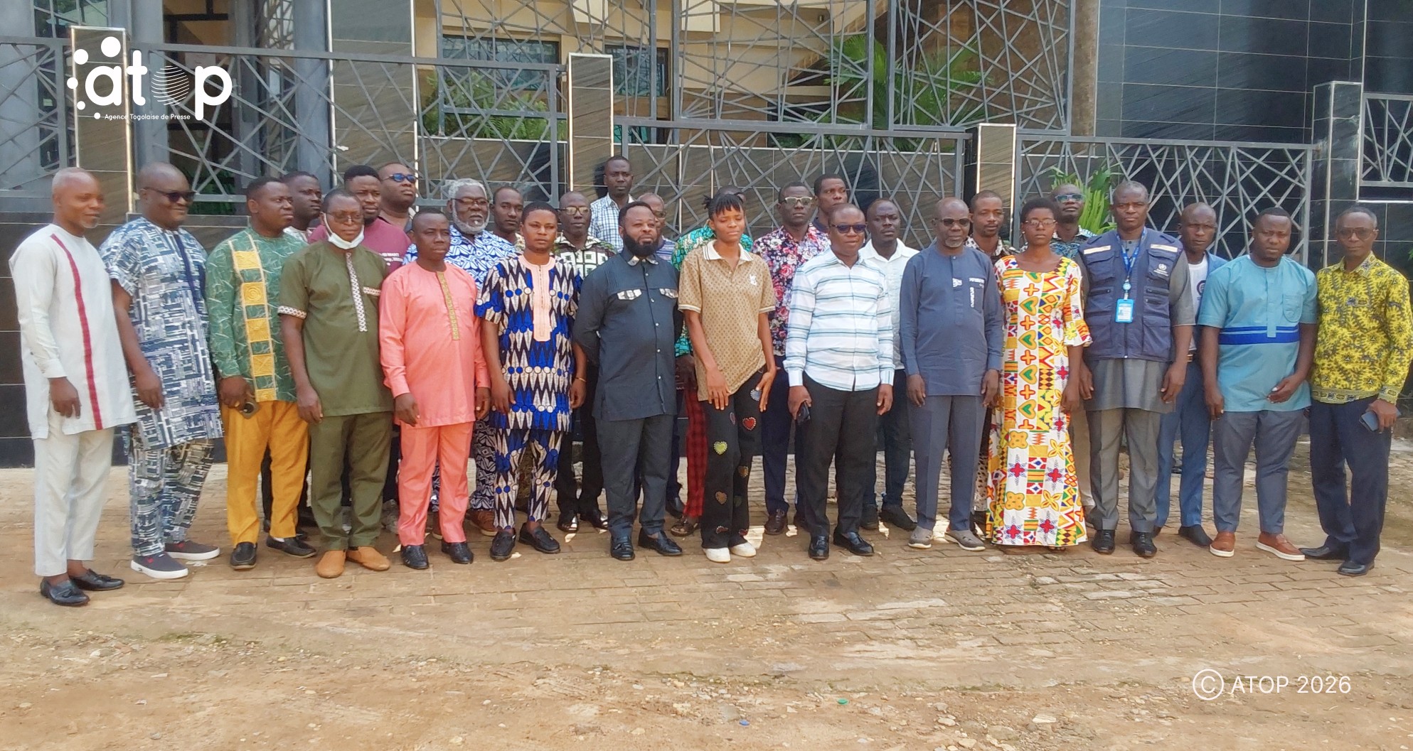 Ogou/Lutte contre le tabac : Des acteurs approfondissent leurs connaissances sur les textes en vigueur 1 18 Photo de famille des participants les acteurs des medias