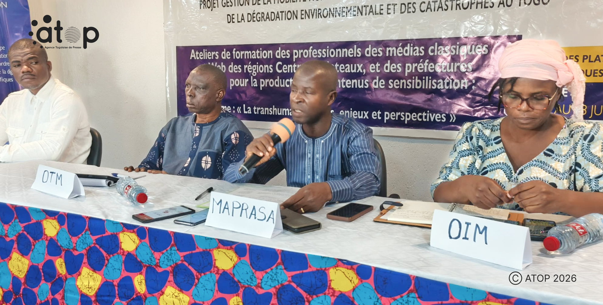 20 Le directeur regional micro cloturant les travaux