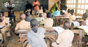 22 Le prefet Anakpa Mani a droite distribuant les epreuves a Blitta