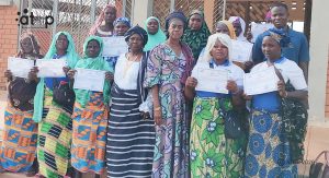 26 Les femmes beneficiaires avec leurs attestations et les formateurs