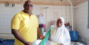 27 Le maire de la commune Mouni Ouyi remettant un kit a une parturiente.