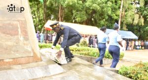 28 Le gouverneur Dadaja Maganawe deposant la gerbe de fleurs