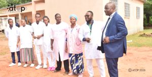 28 Le prefet Gadewa costume sentretenant avec les agents de sante a Sewove