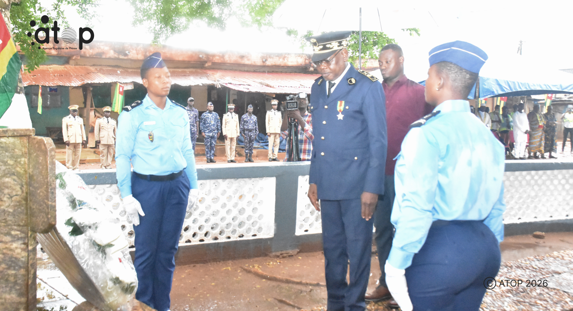 29 Le gouverneur Bagbuiegue se recueille apres depot de gerbes a Tsevie