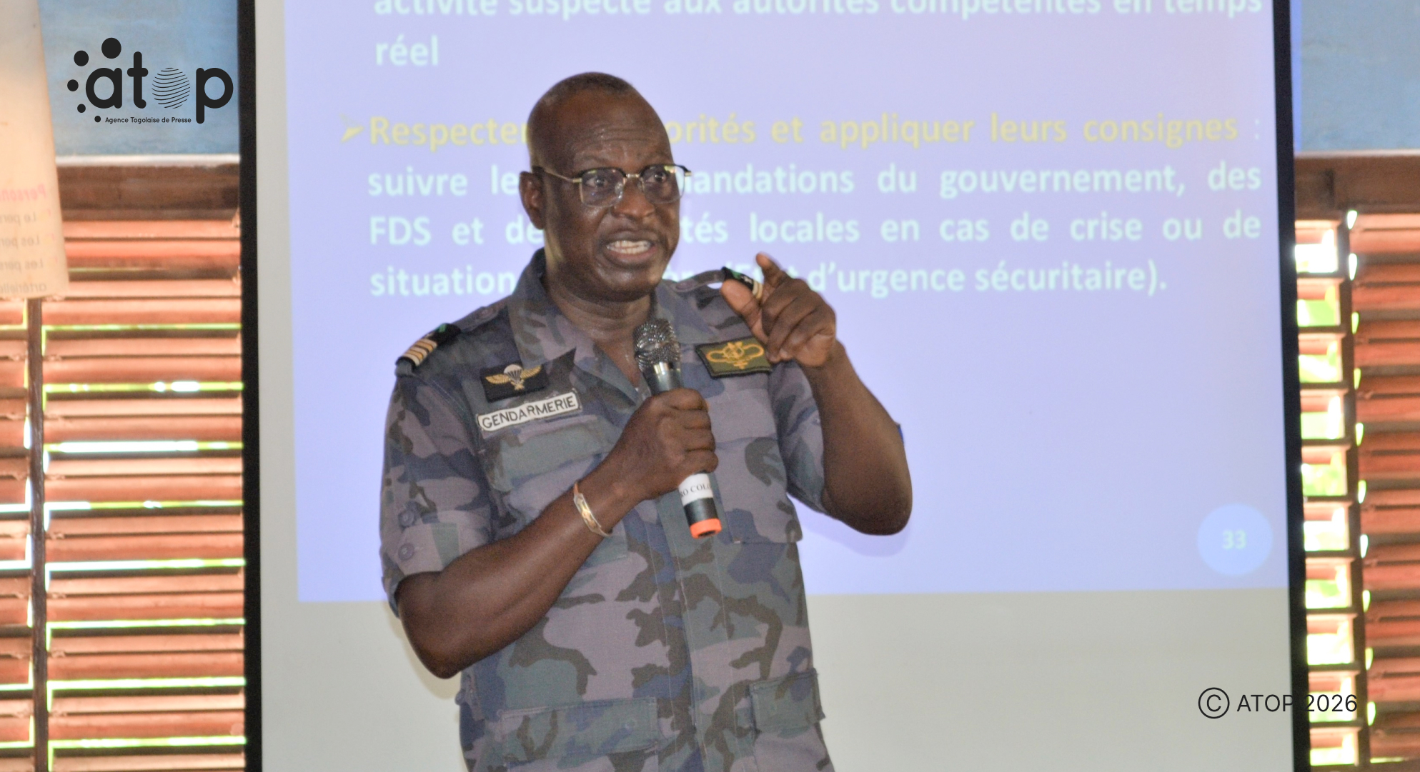 29 Le ltcol Hodin Edoh presentant la communication