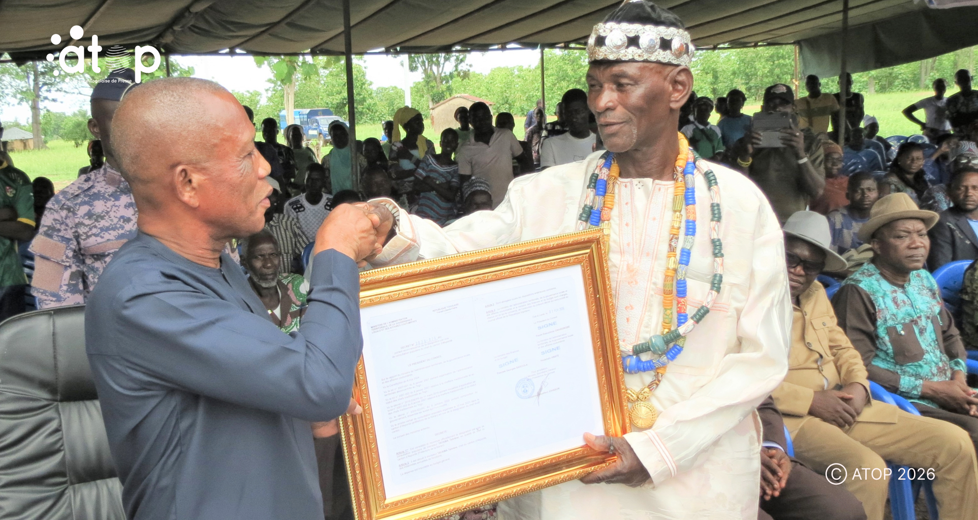 31 Le gouverneur Gal Adjitowou a gauche remettant officiellement le decret au nouveau chef