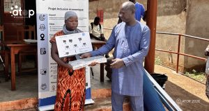 Tone/Projet inclusion économique: des bénéficiaires dotés de kits pour leurs activités 2 31 Remise de materiel a une beneficiaire de Tandjouare