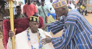32 Le president du Conseil des chefs traditionnels de la Keran a droite installant le nouveau chef canton dAkponte