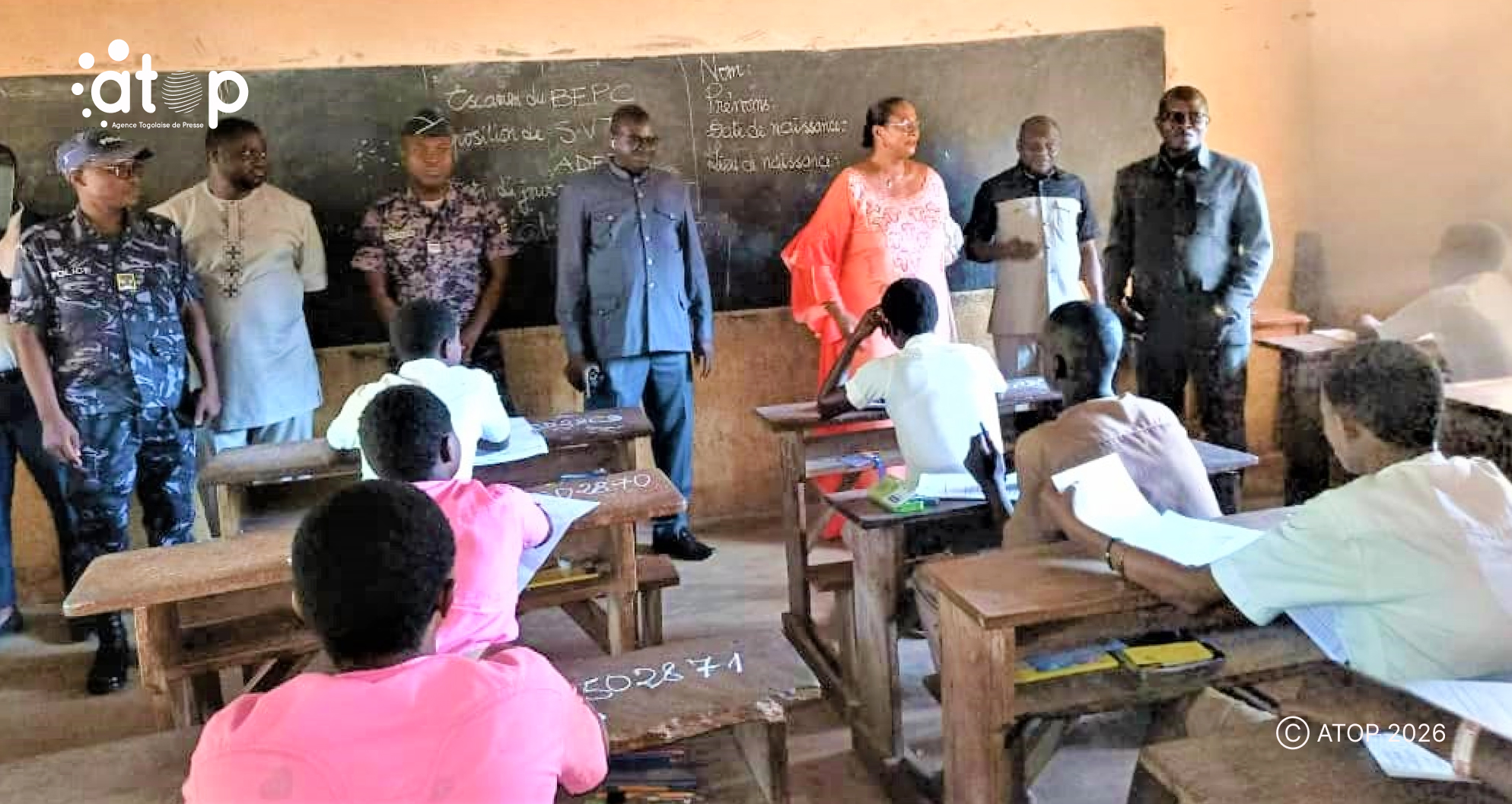 33 Visite dune salle par les autorites politiques et administratives
