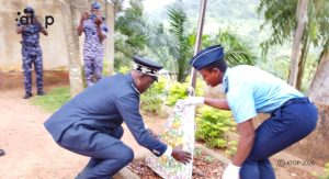 34 Le prefet dAgou Ali Mouzou depose la gerbe de fleurs