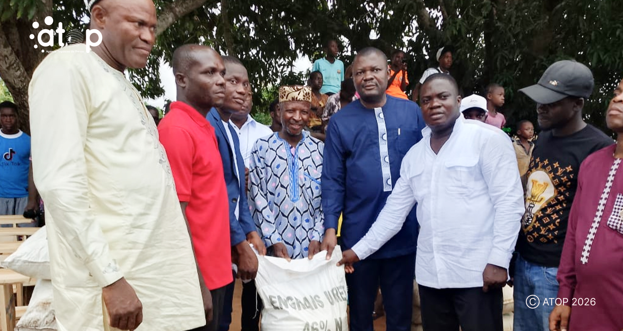 39 M. Maglo remet un sac dengrais a un beneficiaire