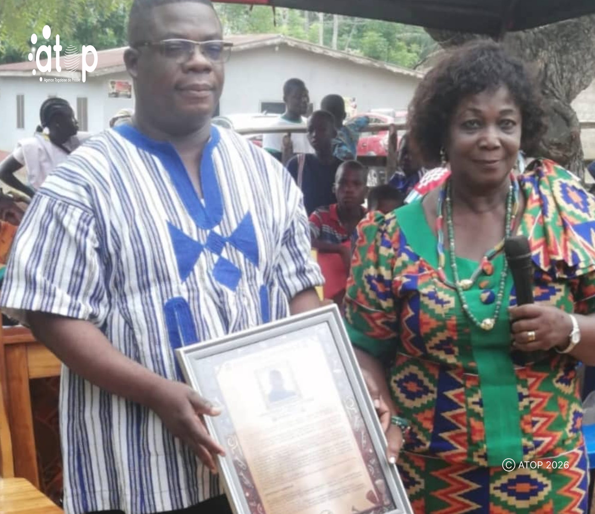 40 Mme Echitey remettant le tableau a lhonorable