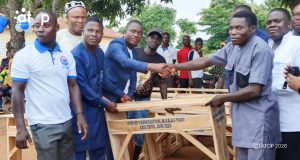 40 Remise de bancs au CEG Tsito