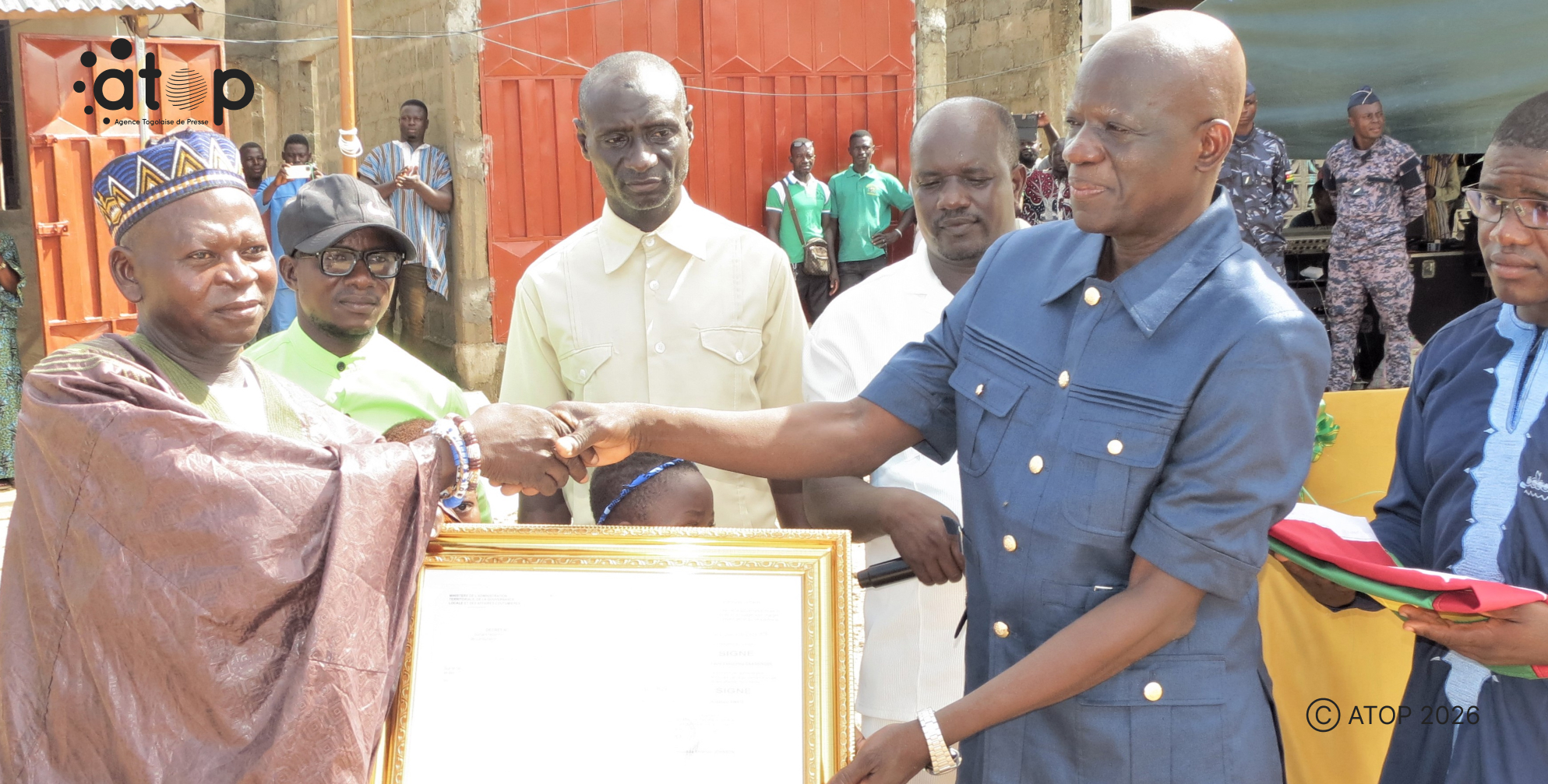 5 Le chef canton de Kande Kadjou Assetina a gauche recevant son decret de reconnaissance des mains du prefet Douti Mabiba