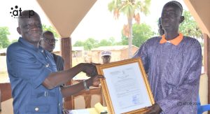 Kéran : Nandoundja Idrissou et Lakasse Yao, reconnus chefs de village de Nandoundja et de Kpaskpaï 2 5 Le prefet Douti a gauche remettant larrete au chef Nandoundja Idrissou