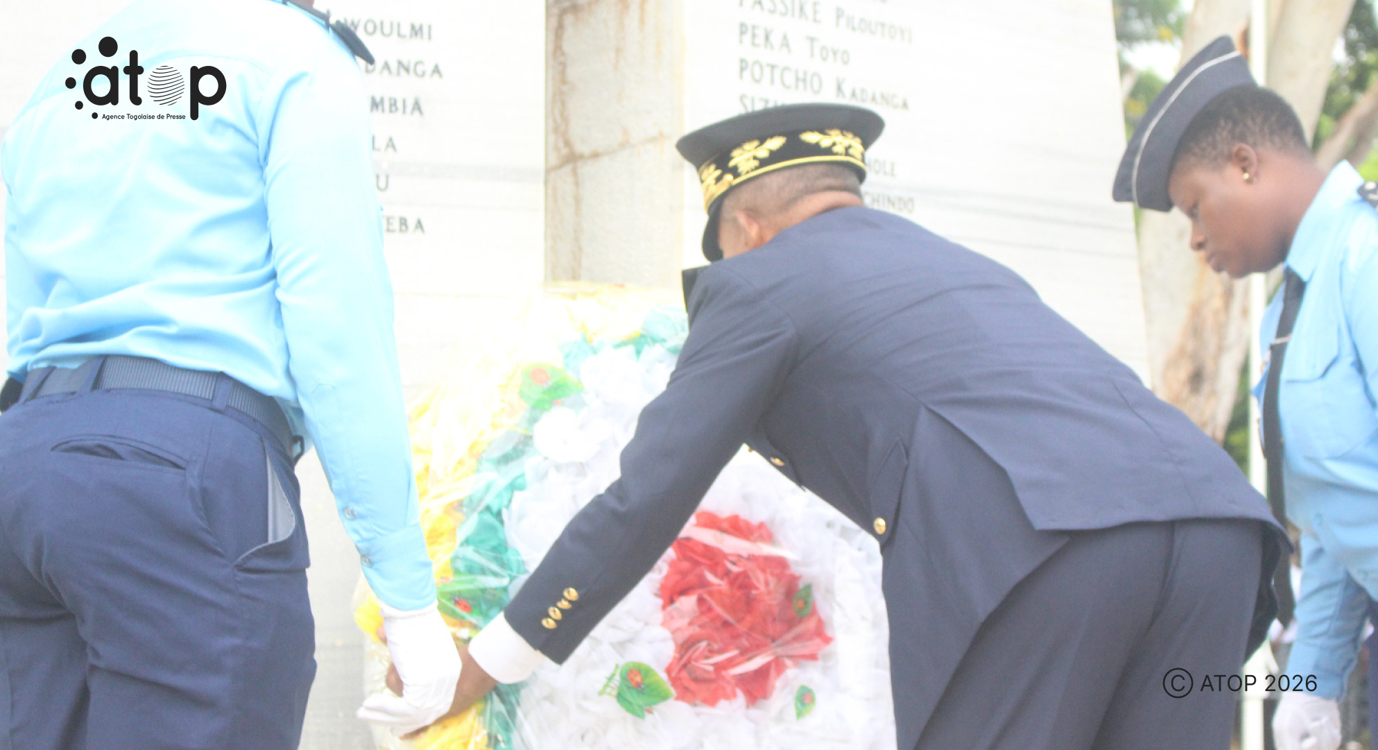 50 Le gouverneur deposant la gerge au pied de la stele de Pya Hodo