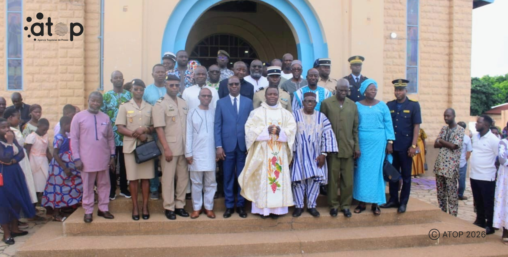 57 Officiels et celebrant ensemble apres la messe a Sokode