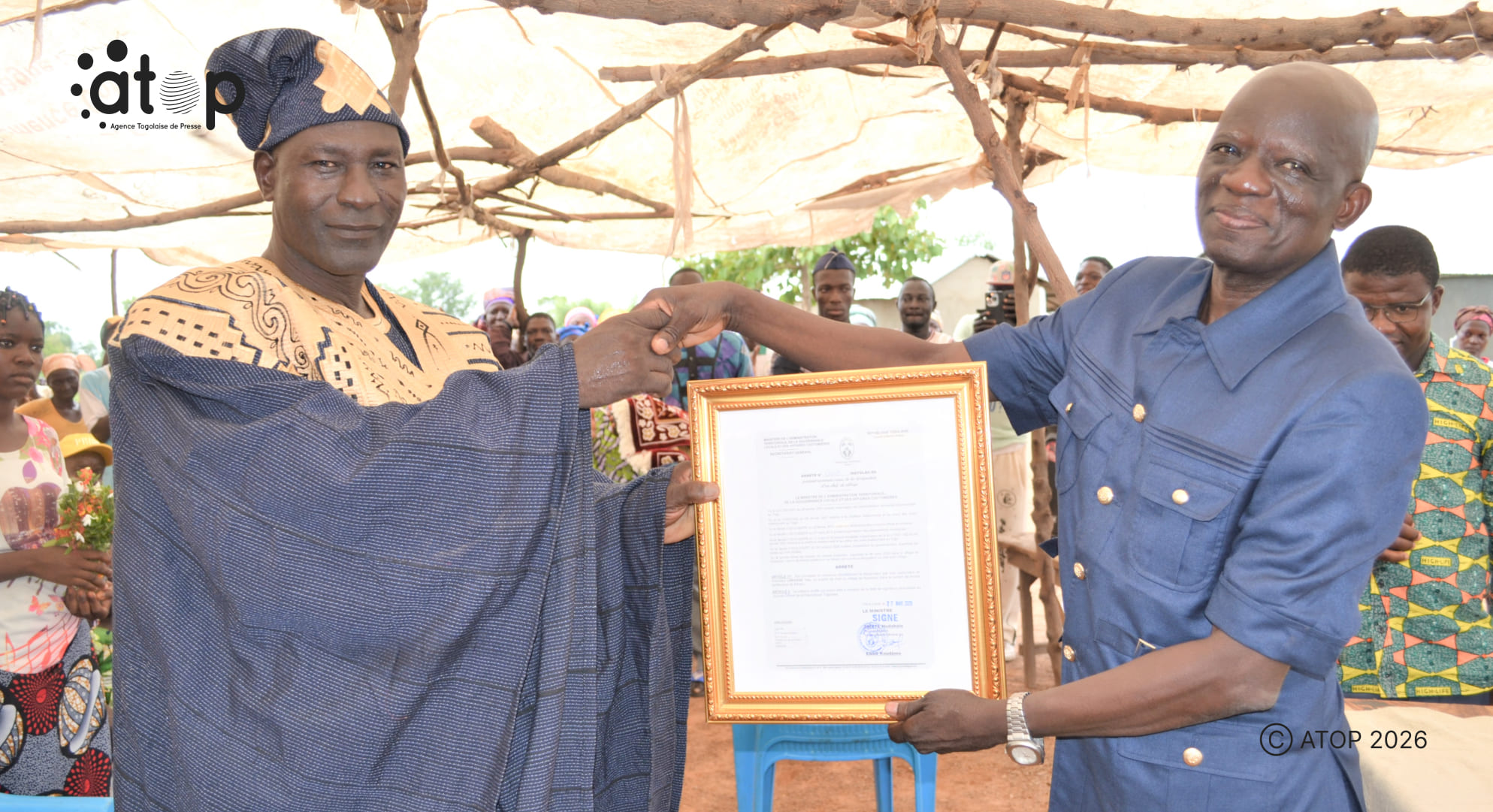 Kéran : Nandoundja Idrissou et Lakasse Yao, reconnus chefs de village de Nandoundja et de Kpaskpaï 1 6 Le prefet Douti Mabiba a droite remettant larrete au chef Lakasse Yao