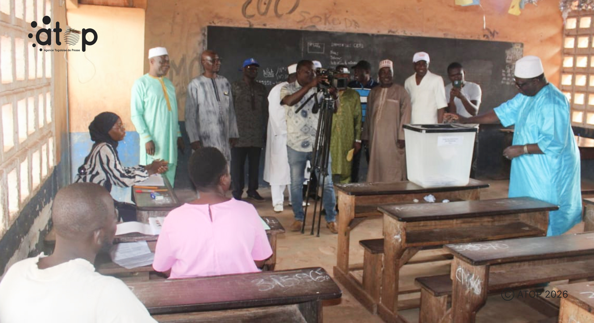 Artisanat/Elections des délégués des CPM : 3727 électeurs ont voté dans la région Centrale 1 60a M. Issa glissant son bulletin dans lurne en presence du prefet Tchimbiandja debout 2e de la droite
